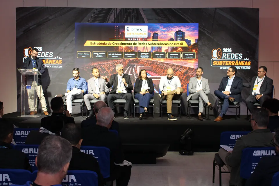 Painel com convidados no palco do Fórum Técnico