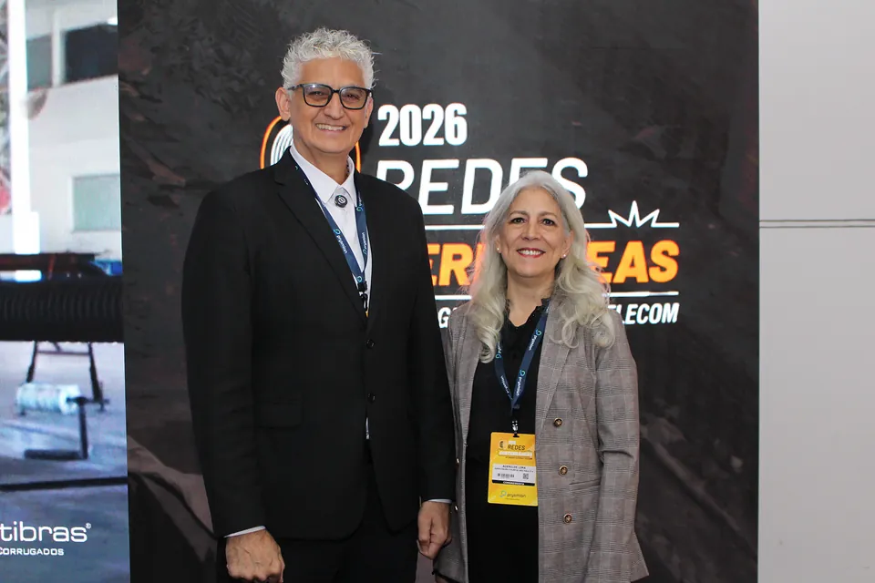 Visitantes circulando pela feira