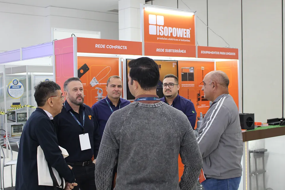 Visitantes no estande da Isopower