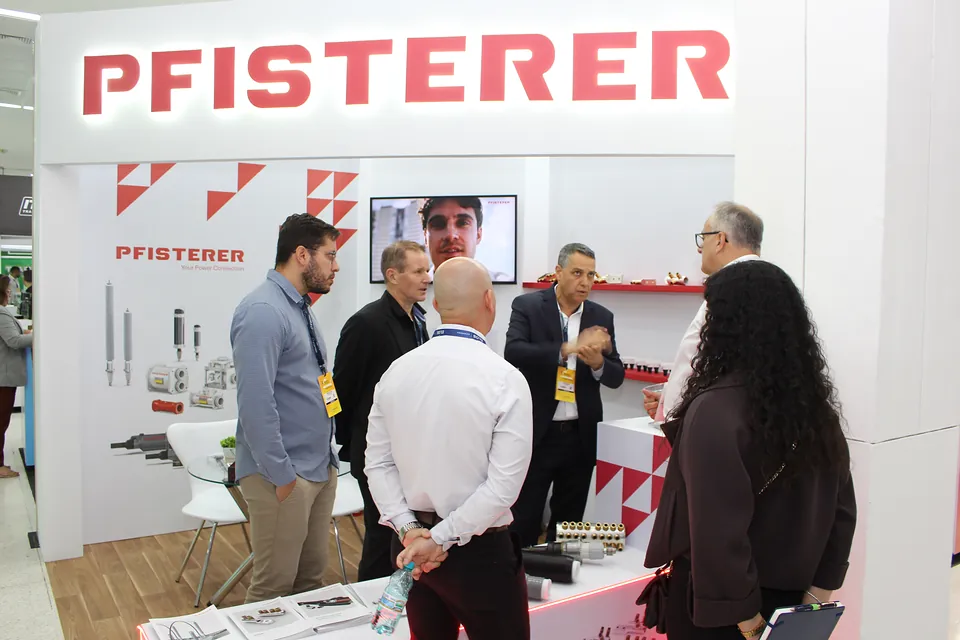 Visitantes no estande da Pfisterer