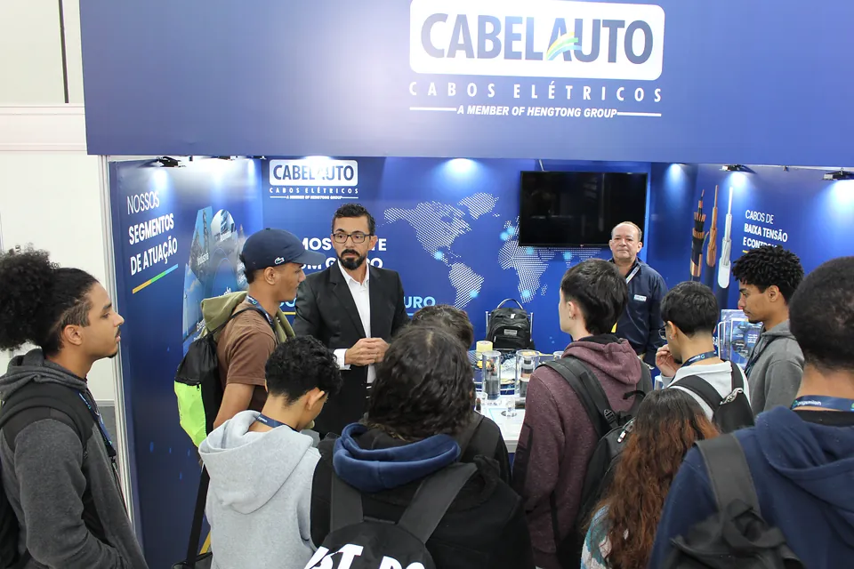 Visitantes no estande da Cabelauto