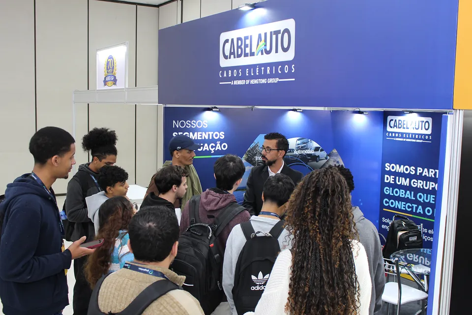 Visitantes no estande da Cabelauto