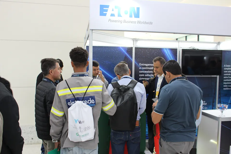 Visitantes no estande da Eaton