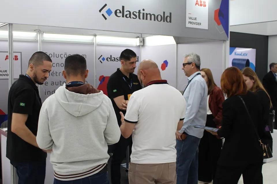 Visitantes circulando pela feira