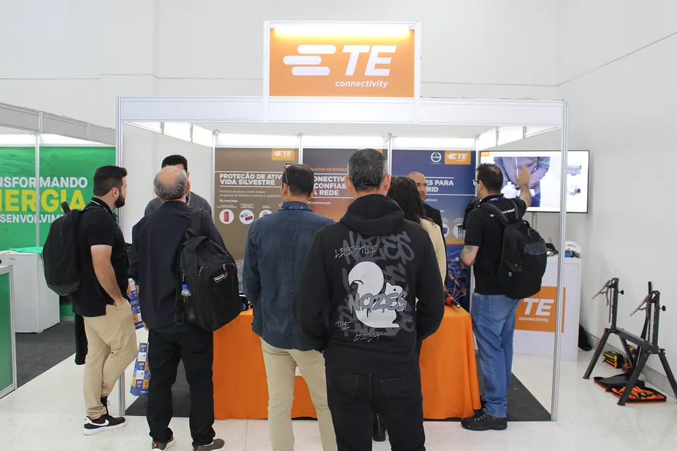 Visitantes no estande da TE Connectivity