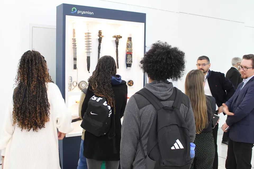 Visitantes no estande da Prysmian