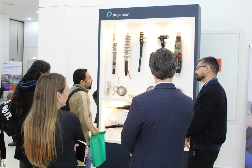Visitantes no estande da Prysmian