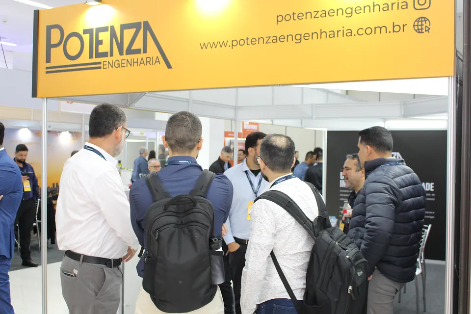 Visitantes no estande da Potenza