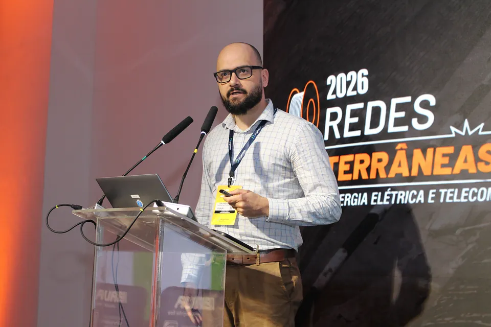 Palestrante no palco do Fórum Técnico