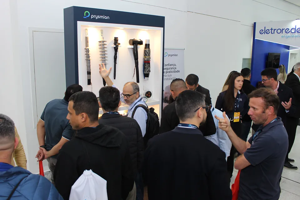 Visitantes no estande da Prysmian
