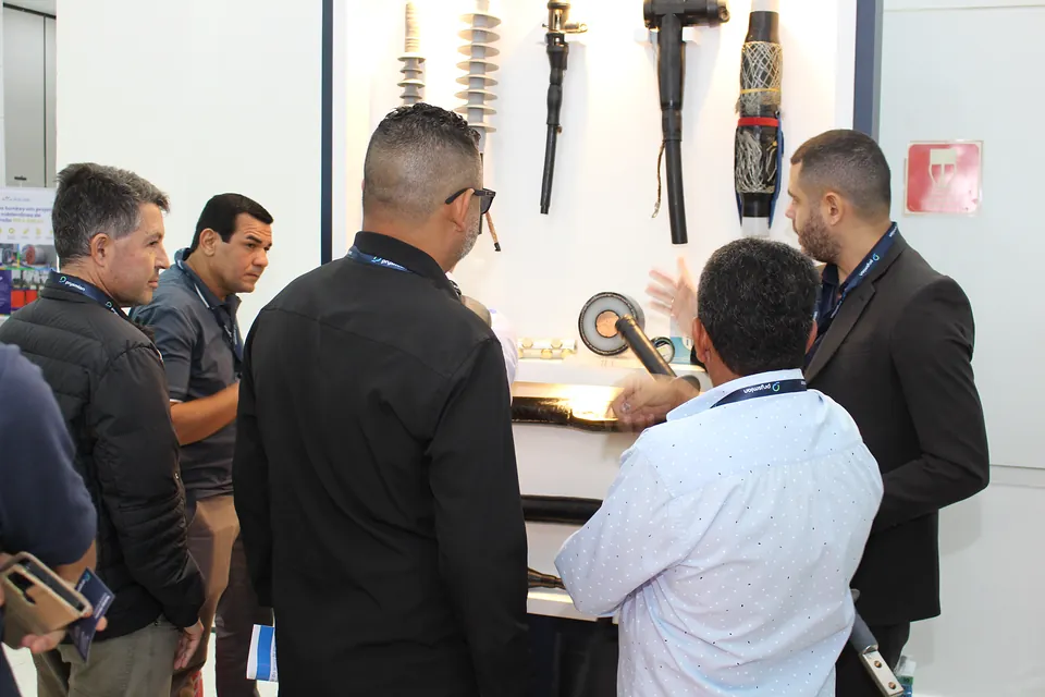 Visitantes no estande da Prysmian