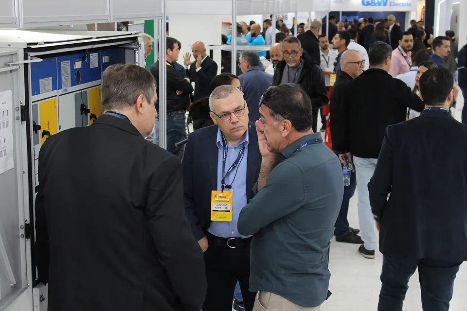Visitantes circulando pela feira