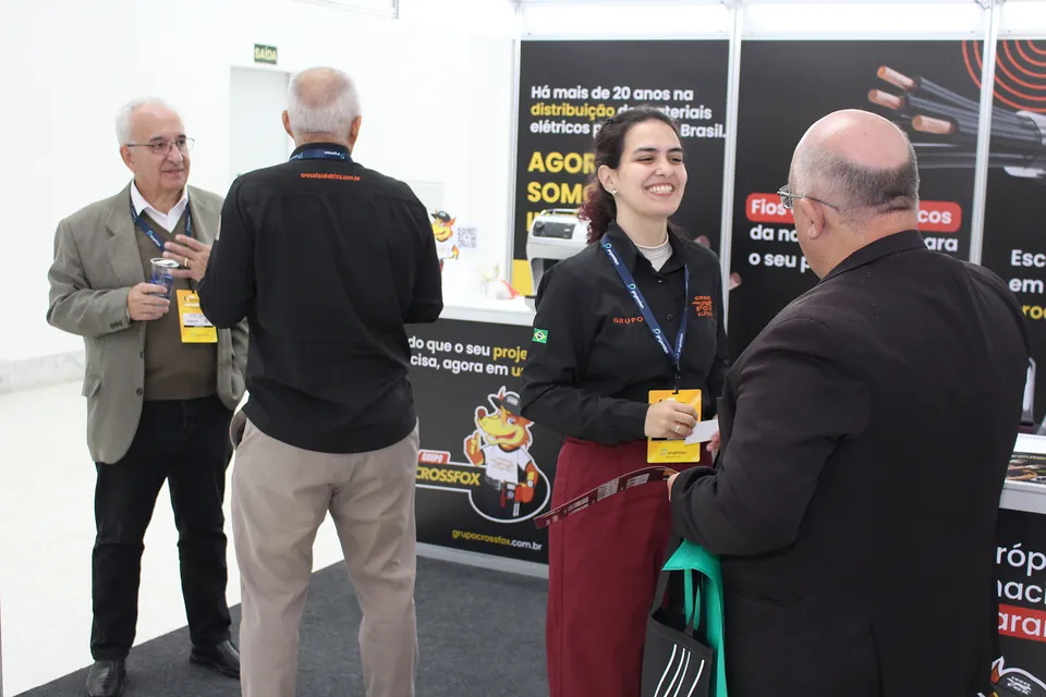 Visitantes circulando pela feira