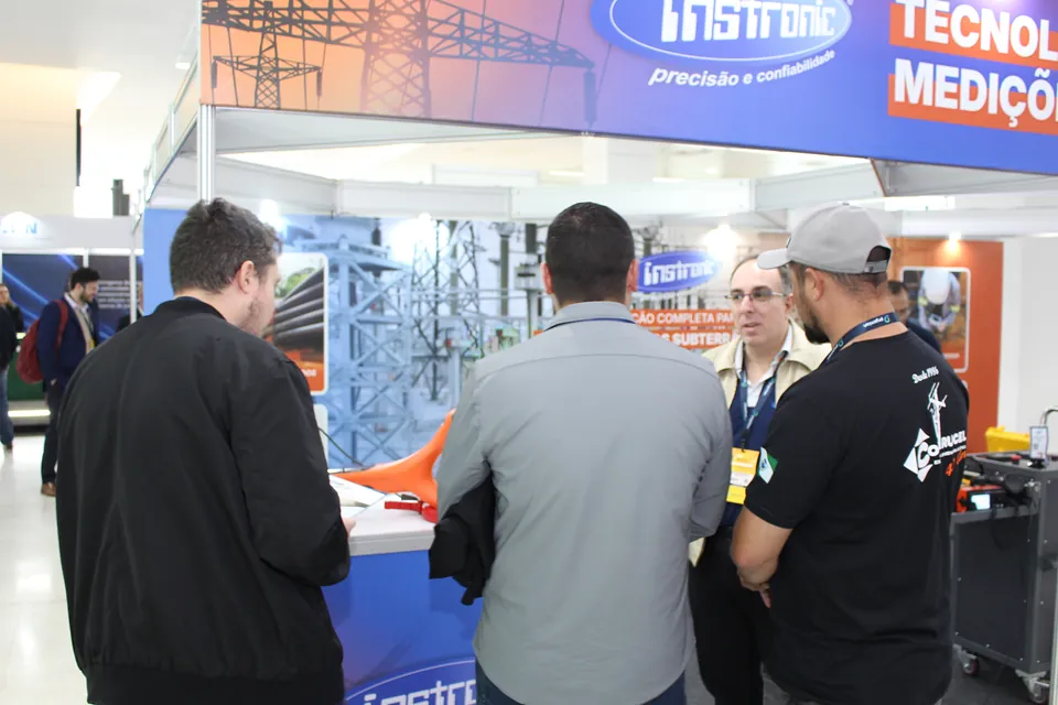 Visitantes no estande da Instronic