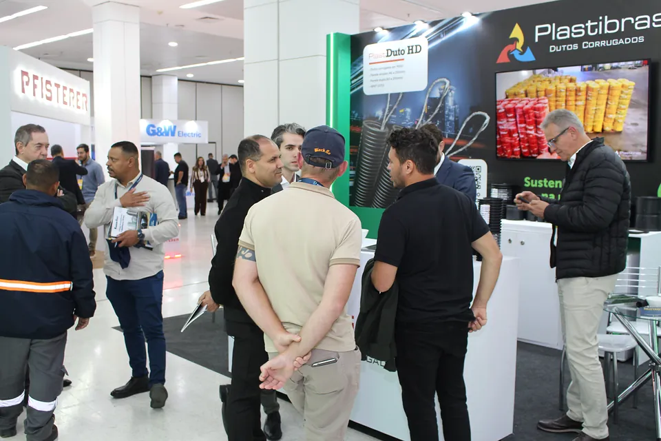 Visitantes no estande da Plastibras