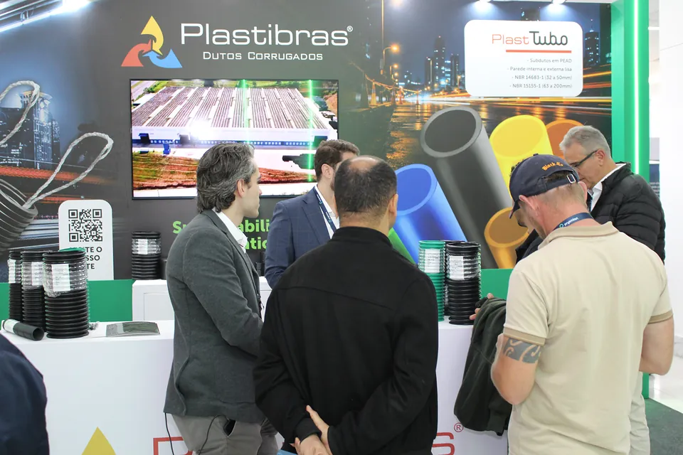 Visitantes no estande da Plastibras