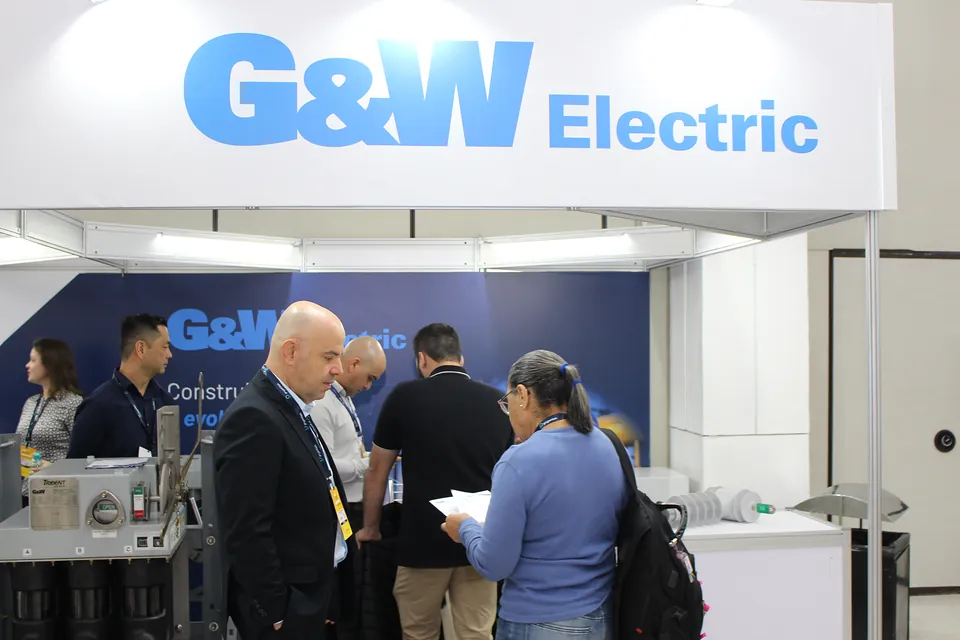 Visitantes no estande da G&W Electric