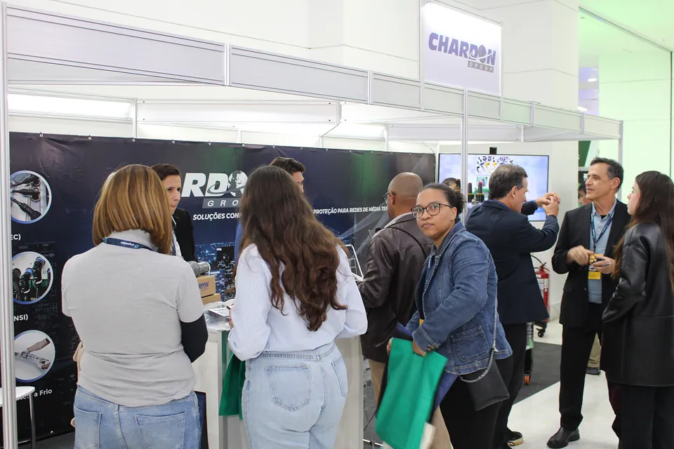 Visitantes no estande da Chardon
