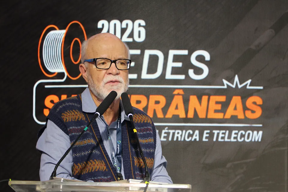 Palestrante no palco do Fórum Técnico