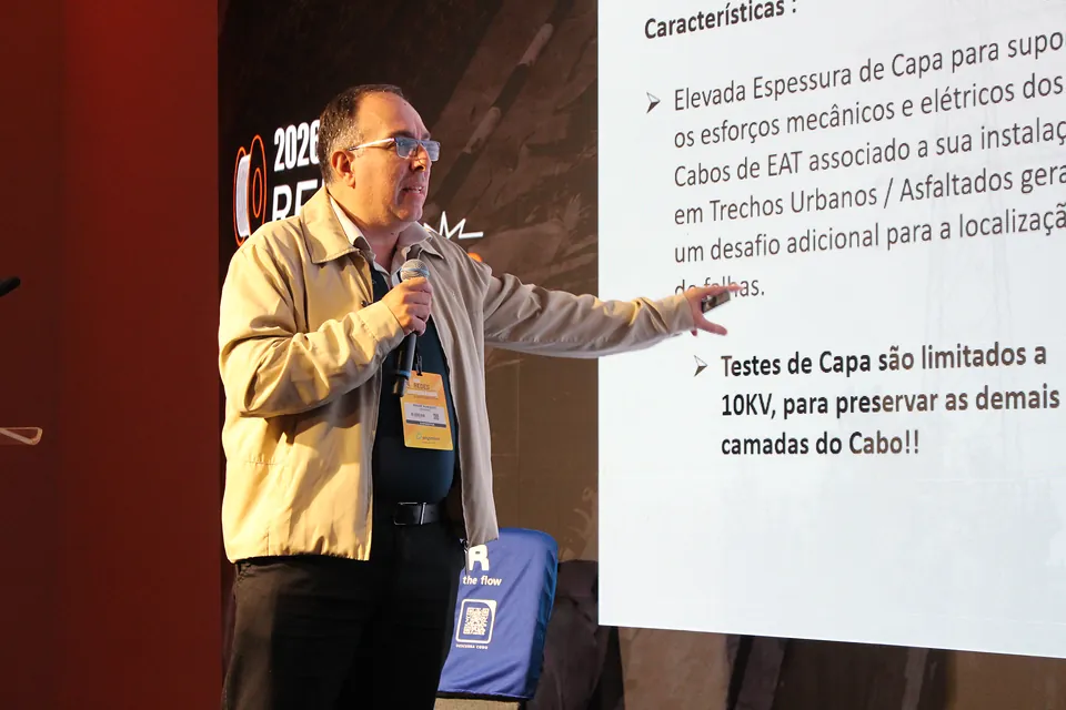 Palestrante no palco do Fórum Técnico