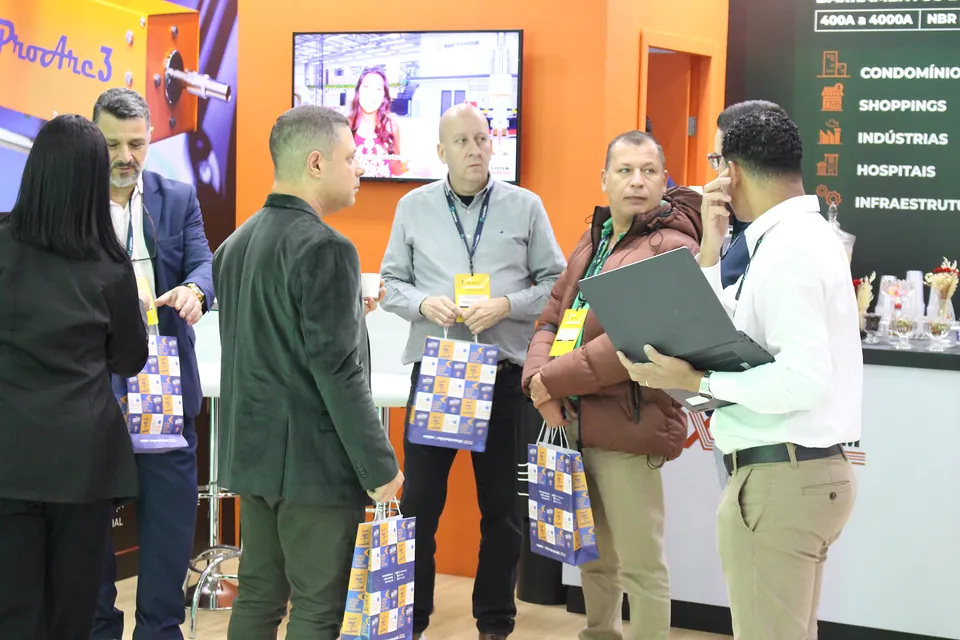 Visitantes no estande da X Bar System