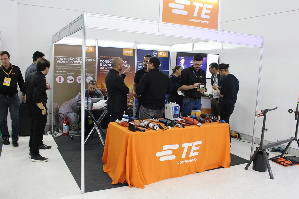 Visitantes no estande da TE Connectivity