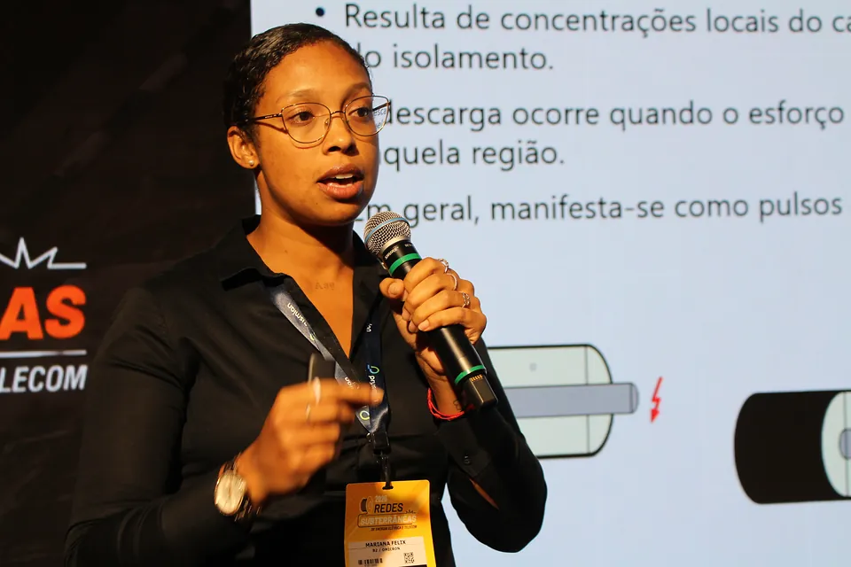 Palestrante no palco do Fórum Técnico