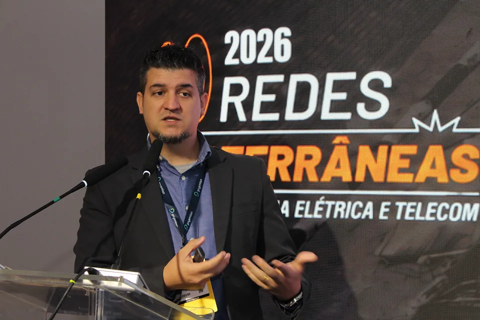 Palestrante no palco do Fórum Técnico
