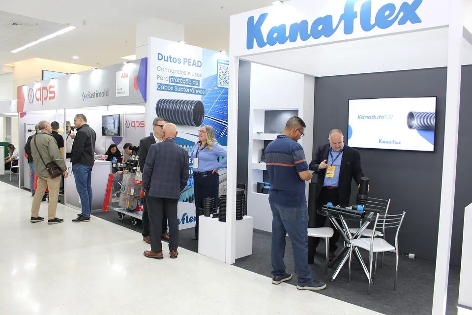 Visitantes no estande da Kanaflex