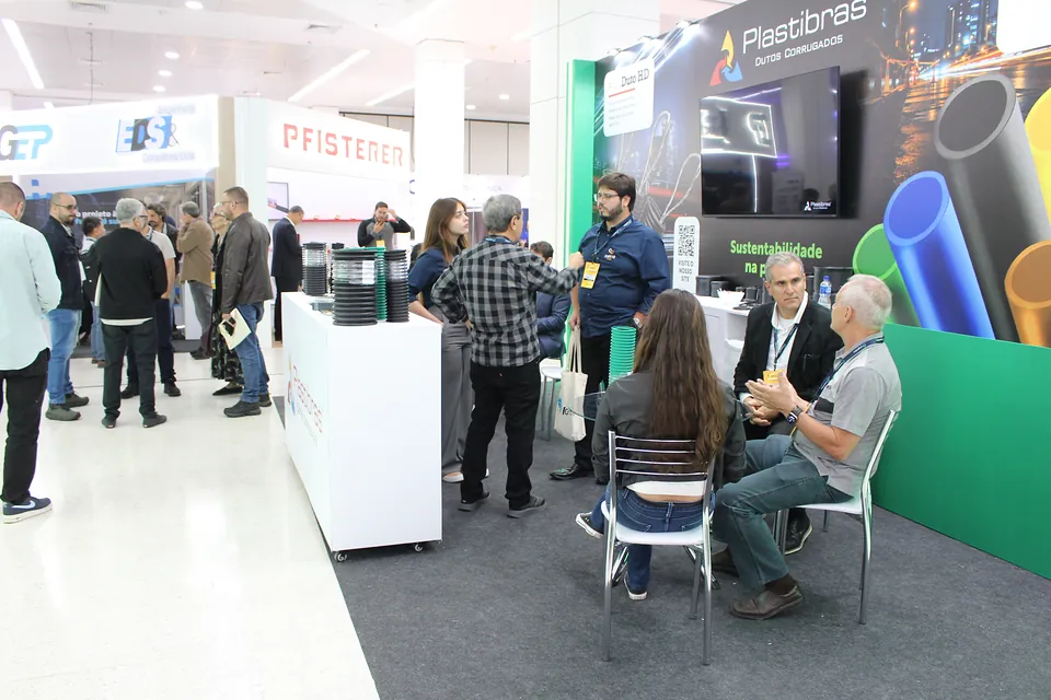 Visitantes circulando pela feira