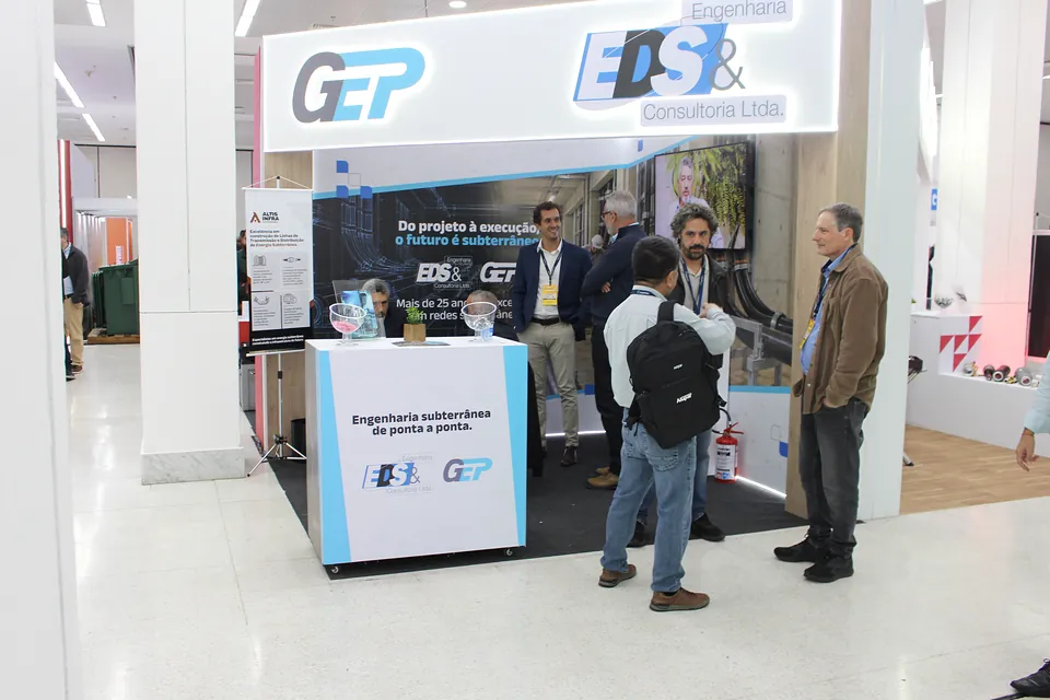 Visitantes no estande da EDS