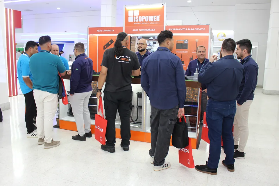 Visitantes no estande da Isopower