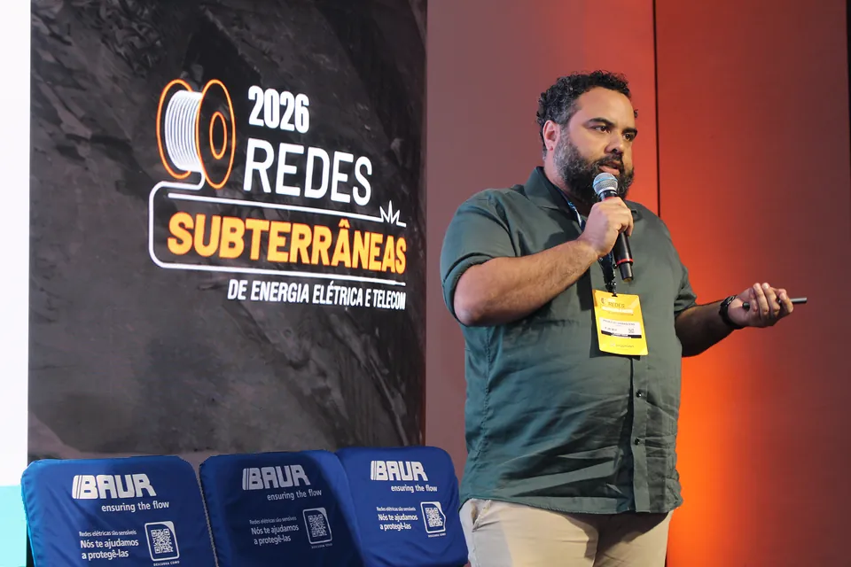 Palestrante no palco do Fórum Técnico