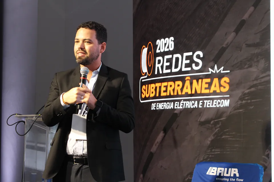 Palestrante no palco do Fórum Técnico