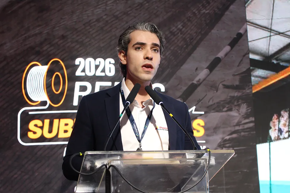 Palestrante no palco do Fórum Técnico