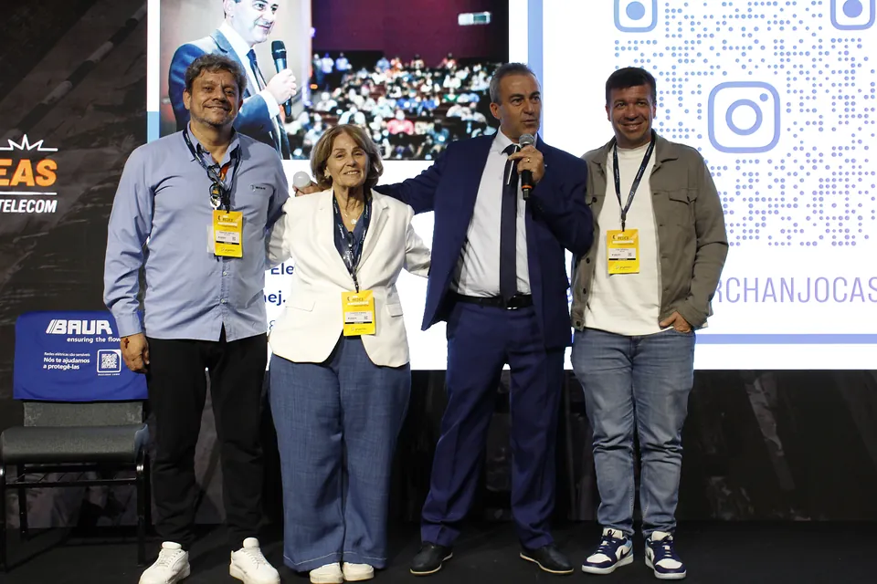 Palestrante no palco do Fórum Técnico