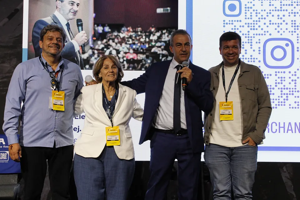 Palestrante no palco do Fórum Técnico