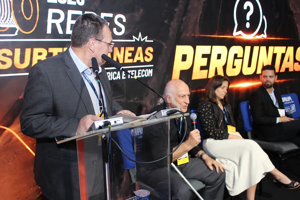 Painel com convidados no palco do Fórum Técnico