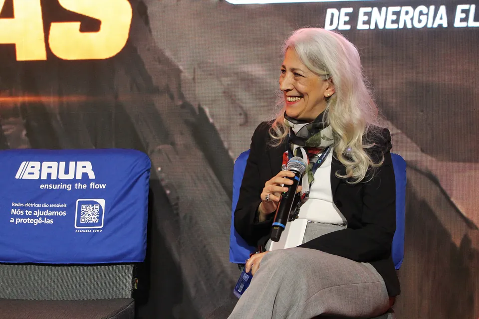 Painel com convidados no palco do Fórum Técnico