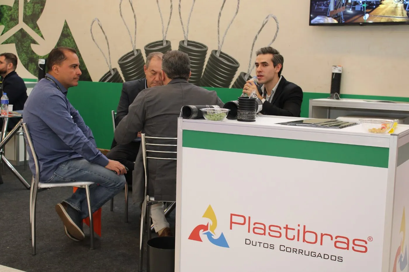 Visitantes no estande de um expositor da feira