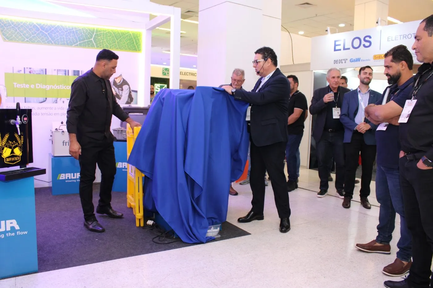 Lançamento de produto com público reunido no estande