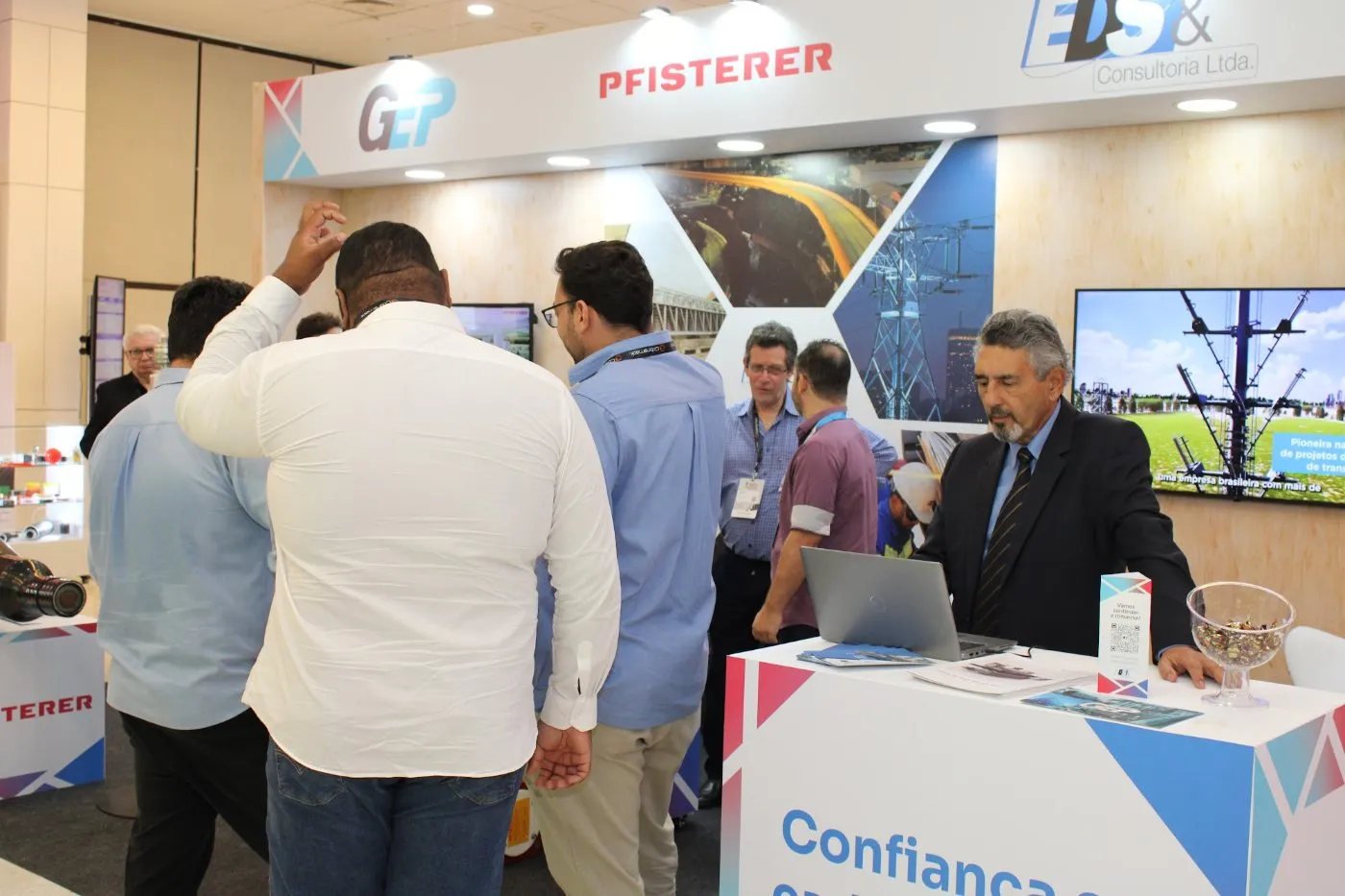 Networking entre profissionais no estande de um expositor