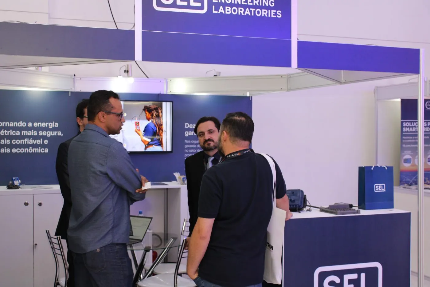 Visitantes no estande de laboratório