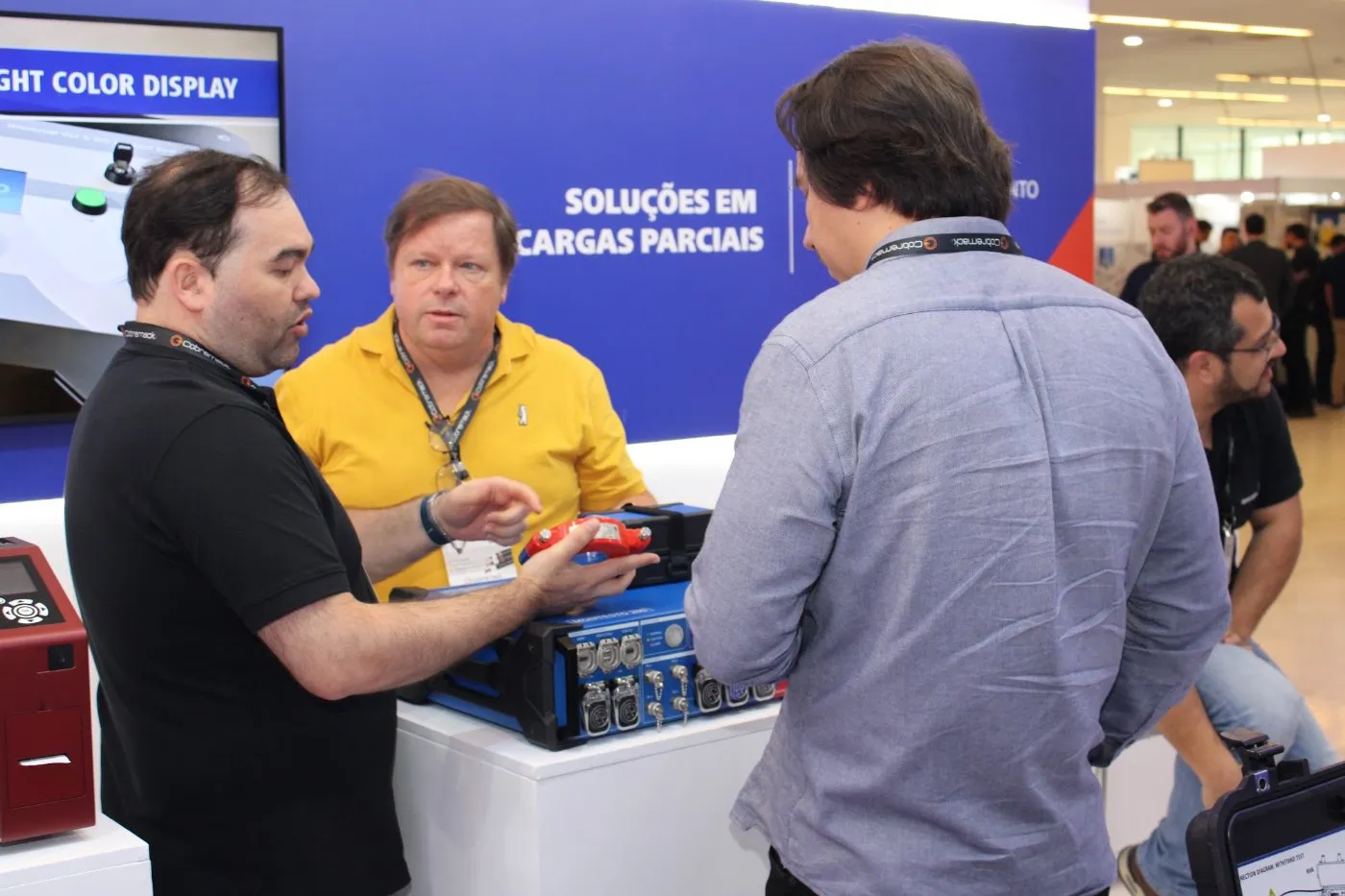 Apresentação de produto a visitantes no estande