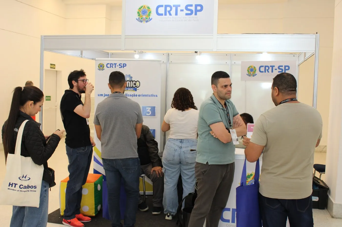 Movimento de visitantes circulando pelos estandes