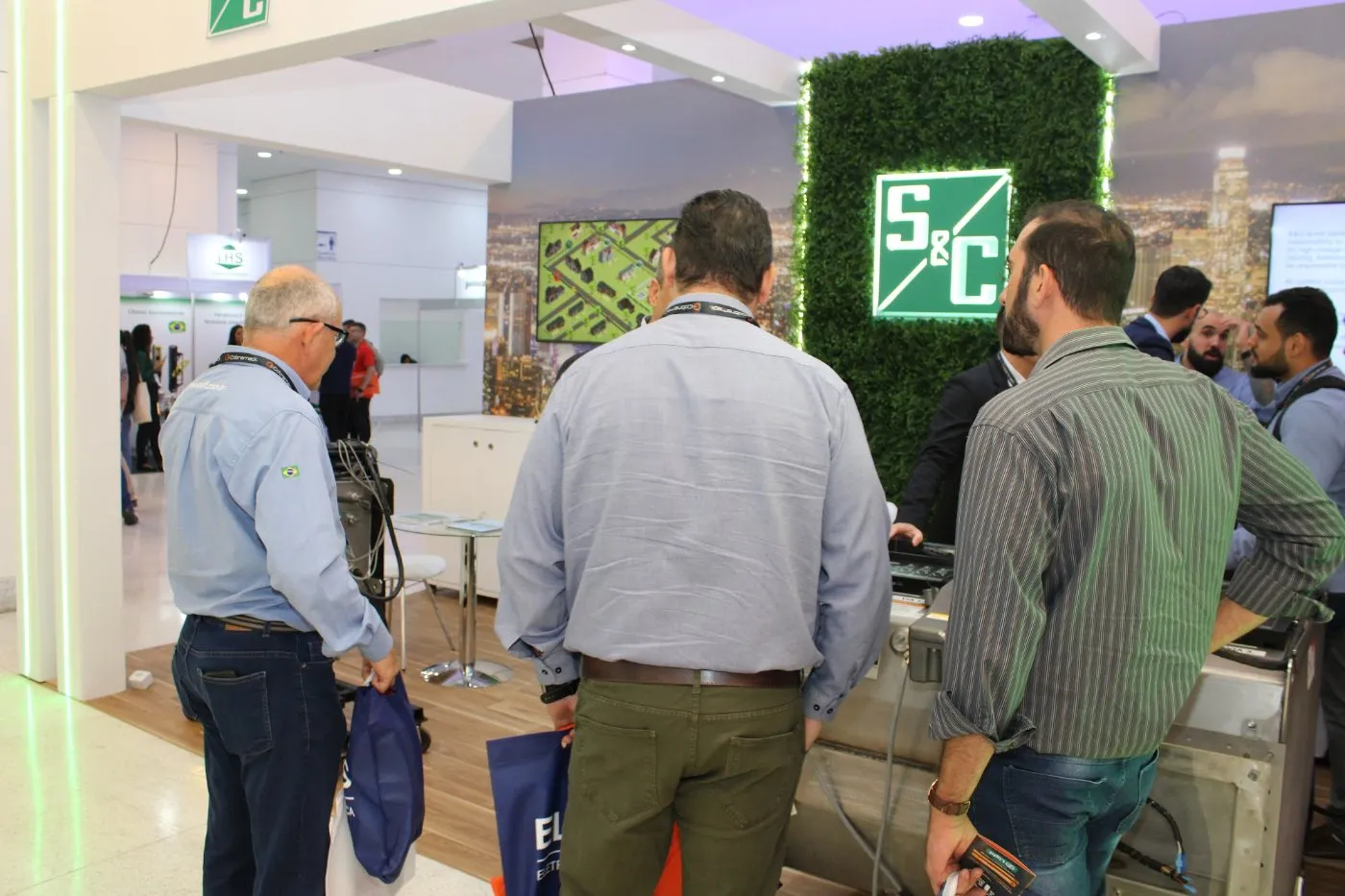 Visitantes circulando pelo corredor da exposição