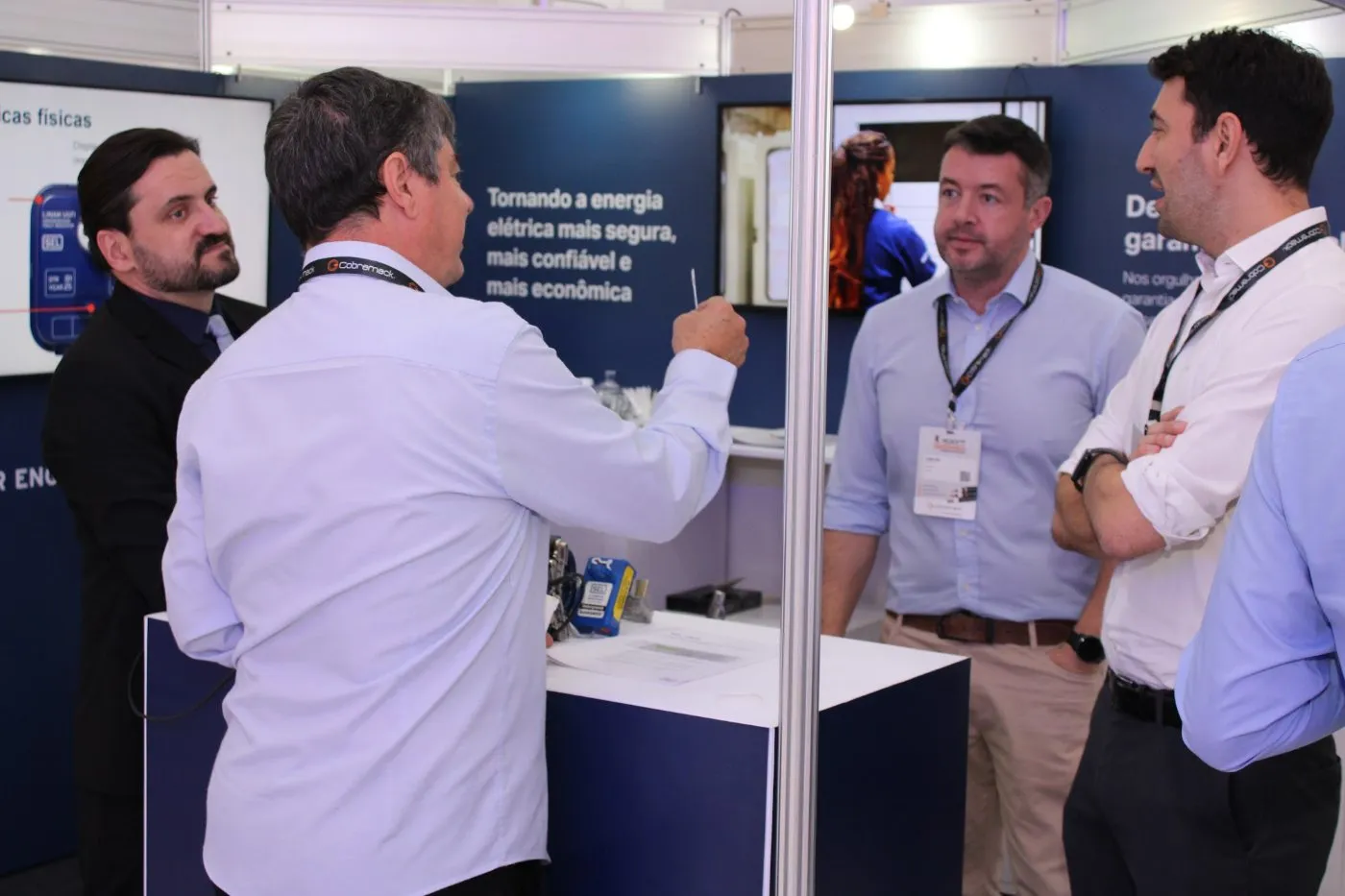 Profissionais conversando durante a feira