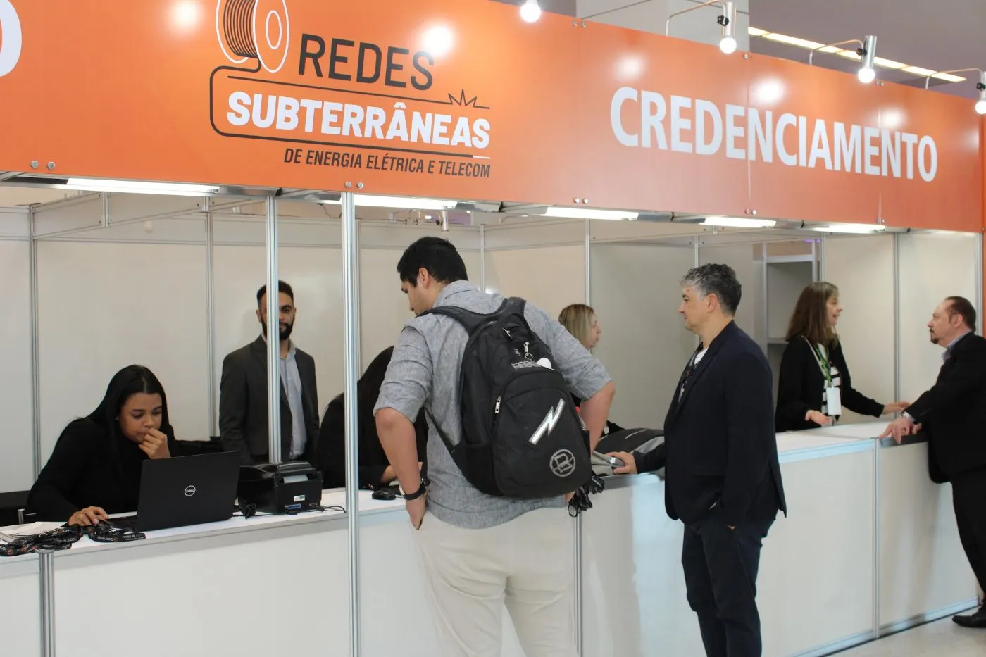 Credenciamento de visitantes na entrada da feira